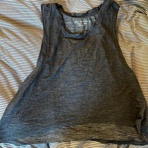 Superrr soft and comfy yoga top. Has a little cropped look to it